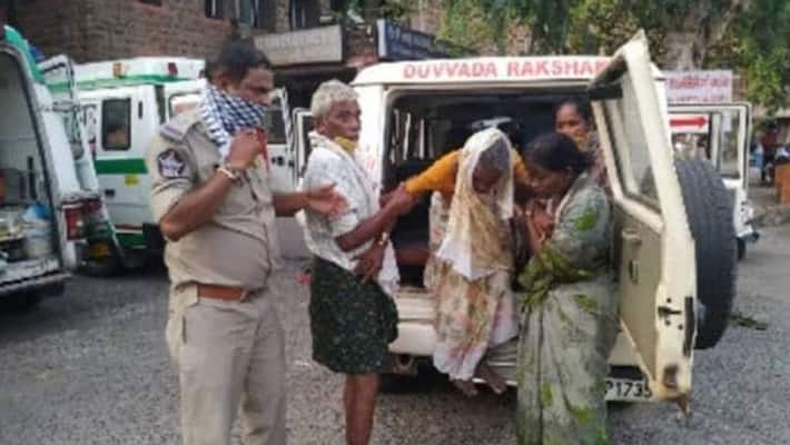 How police rescued more than 100 families life in vishakhapattanam gas leak How police rescued more than 100 families life in vishakhapattanam gas leak