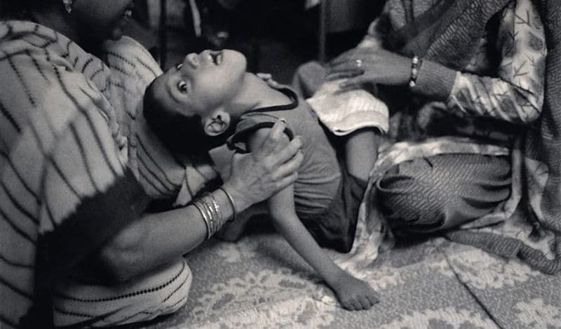 গ্যাস লিকের কয়েক ঘণ্টার পরই শহরে যেন মৃত্যু নগরীতে পরিণত হতে থাকে৷ হাসপাতালে ভর্তি হওয়ার হিড়িক পড়ে যায়৷ শ্বাসকষ্ট, চোখ ও ত্বকের সমস্যা, বুকে জ্বালায় শহরবাসী ছটফট করতে থাকে৷ ডাক্তাররাও প্রথমে বুঝে উঠতে পারেননি এই রোগের কারণ। রাজধানীর দুটি সরকারি হাসপাতালে প্রথম দু’দিনে ৫০ হাজার মানুষ ভর্তি হন৷ পরে সরকারের তরফ থেকে দূর্ঘটনায় মৃত ও আহতদের পরিবারকে মোট ৭১৫ কোটি টাকার আর্থিক প্যাকেজের ক্ষতিপূরণ দেওয়া হয়৷