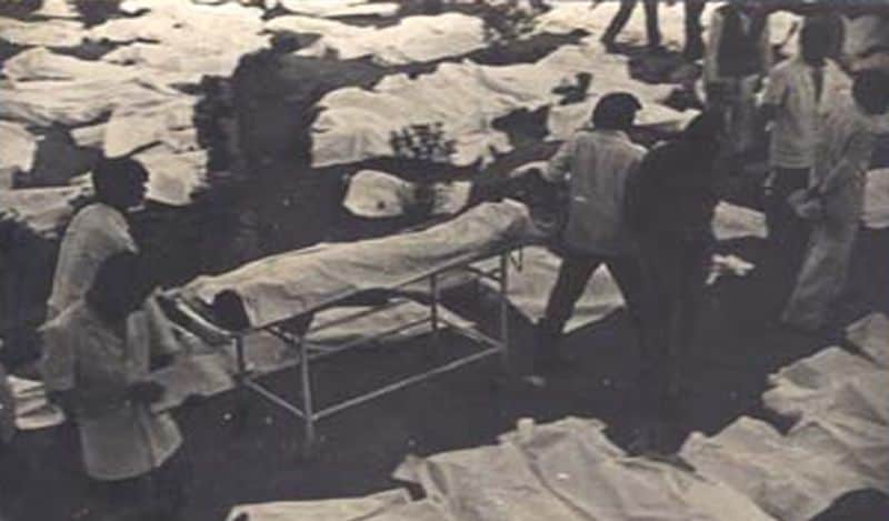 দুর্ঘটনার পর তদন্ত করে জানা যায়, প্ল্যান্ট নাম্বার সি’তে জলের সঙ্গে মিথাইল আইসোসানাইট গ্যাস মেশানো হয়েছিল৷ মিশ্রণের কারণে গ্যাস ঘনীভূত হতে থাকে৷ একটা সময়ে গ্যাসের পরিমাণ এতটাই বেড়ে যায় যে ট্যাঙ্কে প্রবল চাপ তৈরি করে৷ এরপরই গ্যাস লিক করতে থাকে৷ বাতাসের মধ্যে সেই গ্যাস মিশে গিয়ে ভোপালের বহুলাংশে ছড়িয়ে পড়ে৷ মধ্য রাতে ঘুমের মধ্যে মারা যান হাজার হাজার মানুষ৷