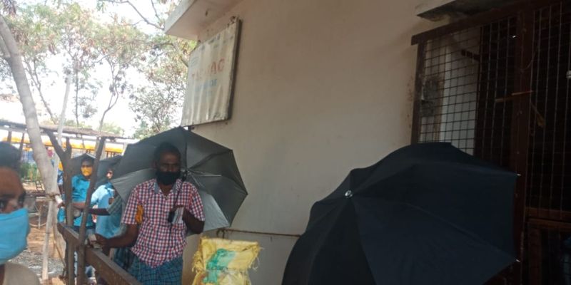 வரிசையில் நின்று மது வாங்கிய குடிமகன்கள்