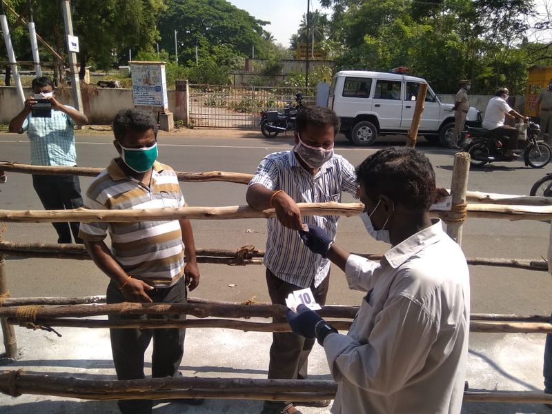 வரிசையில் நின்று மது வாங்கிய குடிமகன்கள்