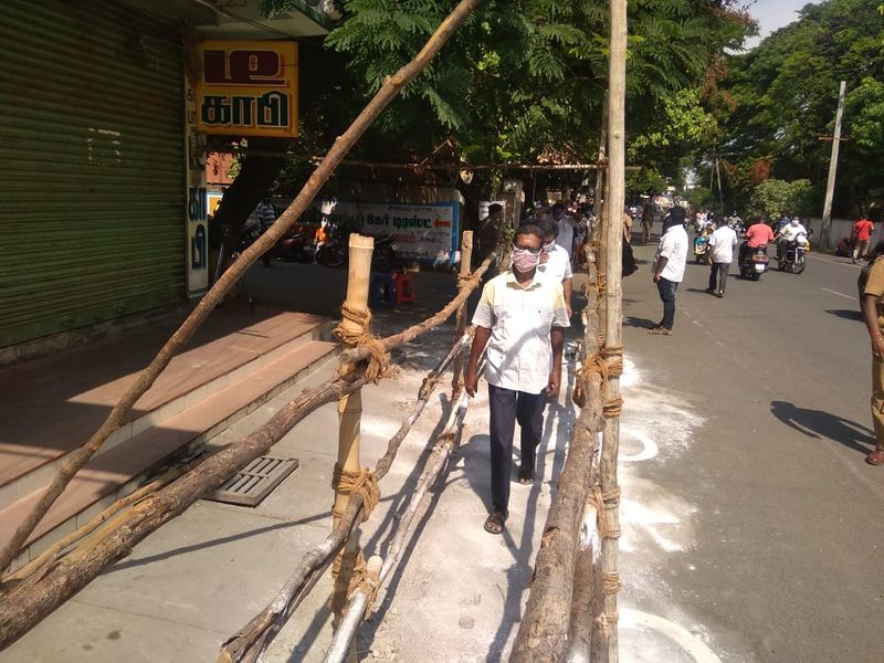 வரிசையில் நின்று மது வாங்கிய குடிமகன்கள்