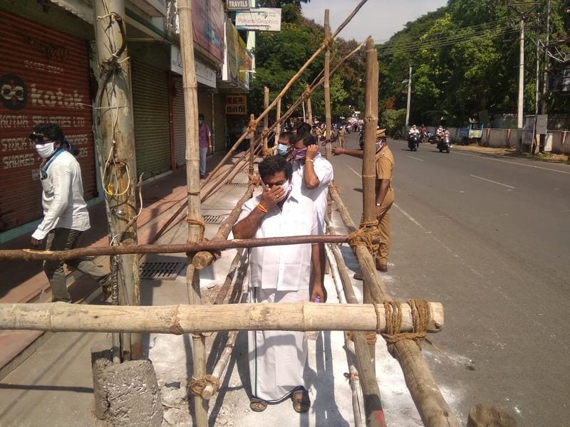 வரிசையில் நின்று மது வாங்கிய குடிமகன்கள்