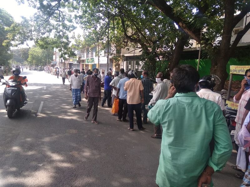 வரிசையில் நின்று மது வாங்கிய குடிமகன்கள்