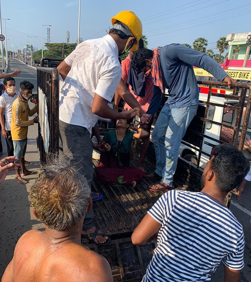 গ্যাস লিকের সময় কারখানায় ছিলেন শুধু নিরাপত্তারক্ষীরা। বিষাক্ত গ্যাস লিক হওয়ায় অচৈতন্য হয়ে পড়েন তাঁরা। ফলে তখন খবর দেওয়া সম্ভব হয়নি। এর পর গ্যাস ছড়িয়ে পড়তে থাকে লোকালয়ে। সাড়ে ৪টের দিকে আশেপাশের এলাকার বাসিন্দাদের চোখ জ্বালা ও শ্বাসকষ্ট শুরু হতে থাকে। যার জেরে ঘুম ভেঙে যায় অনেকের। খবর যায় পুলিশে। জরুরি ভিত্তিতে উদ্ধারের কাজে নামে জাতীয় বিপর্যয় মোকাবিলা বাহিনী।