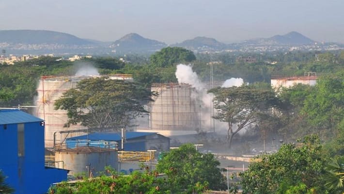Poison gas leak at Visakhapatnam !! 8 killed; Amazing Video Shots. !! Poison gas leak at Visakhapatnam !! 8 killed; Amazing Video Shots. !!