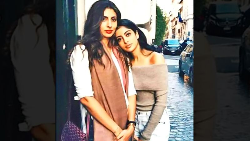 Shweta's children Agastya and Navya Naveli are also part of the family group. 