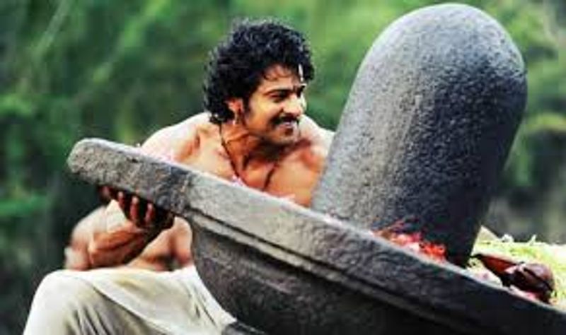 சிரித்து கொண்டே சிவலிஇதுமட்டும் இன்றி, மற்ற சில கதாபாத்திரங்களும் மாற்றப்பட்டனர் என்பது குறிப்பிடத்தக்கது.
ங்கத்தை தூக்க முயற்சிக்கும் பிரபாஸ்