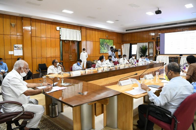 ನಕಲಿ ಇ-ವೇ ಬಿಲ್ಗಳ ಬಳಕೆ, ಸರಕು ಸಾಗಾಣಿಕೆಗೆ ನೀಡುವ ಸಮಯಾವಕಾಶದ ದುರ್ಬಳಕೆ ಮುಂತಾದ ಪ್ರಕರಣಗಳ ವಿರುದ್ಧ ಕಟ್ಟುನಿಟ್ಟಿನ ಕ್ರಮ ಕೈಗೊಳ್ಳುವಂತೆ ಅಧಿಕಾರಿಗಳಿಗೆ ಸೂಚಿಸಿದರು.