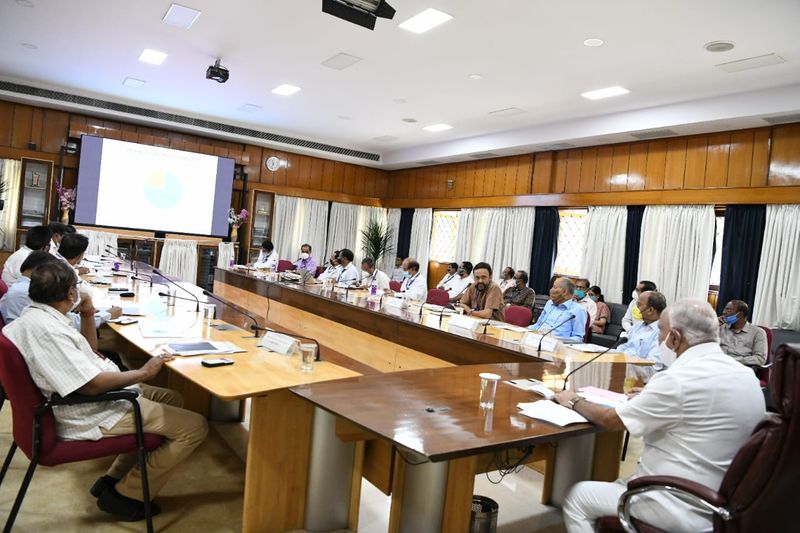 ಸಭೆಯಲ್ಲಿ ಸರ್ಕಾರದ ಮುಖ್ಯ ಕಾರ್ಯದರ್ಶಿ ಟಿ.ಎಂ. ವಿಜಯಭಾಸ್ಕರ್, ಆರ್ಥಿಕ ಇಲಾಖೆ ಅಪರ ಮುಖ್ಯ ಕಾರ್ಯದರ್ಶಿ ಐಎಸ್ ಎನ್ ಪ್ರಸಾದ್, ವಾಣಿಜ್ಯ ತೆರಿಗೆ ಇಲಾಖೆ ಆಯುಕ್ತ ಎಂ.ಎಸ್. ಶ್ರೀಕರ್ ಮೊದಲಾದವರು ಉಪಸ್ಥಿತರಿದ್ದರು.