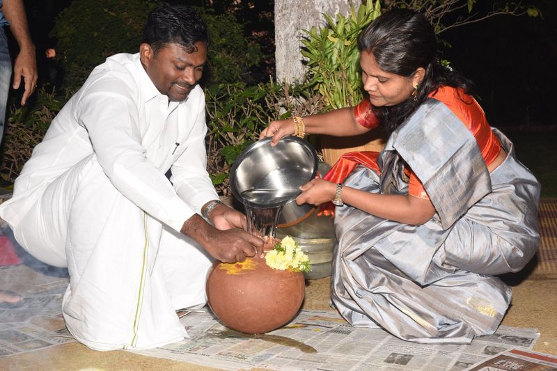 ರೈಲ್ವೆ ಇಲಾಖೆಯಲ್ಲಿ ಕೆಲಸ ಸಿಕ್ಕಿದ್ದರೂ ವಾಸವಿರುತ್ತಿದ್ದದ್ದು ಮಾತ್ರ ರೈಲು ನಿಲ್ದಾಣದಲ್ಲಿ, ಅಲ್ಲಿನ ಎಲ್ಲಾ ಸೌಕರ್ಯಗಳನ್ನು ತನ್ನ ಜೀವನಾಧಾರವಾಗಿ ಬಳಸಿಕೊಂಡು ಅವೆಲ್ಲವನ್ನೂ ತನ್ನ ಯಶಸಿನ್ನ ಭಾಗವಾಗಿರಿಸಿಕೊಂಡಿದ್ದಾರೆ. 