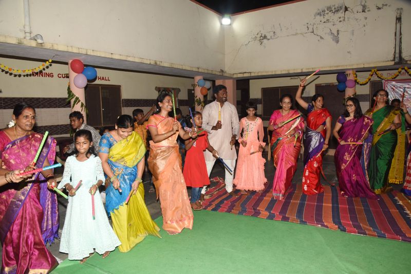 ಅದೊಂದು ದಿನ ಪ್ರವಾಹ ಪೀಡಿತರ ಸೇವೆಯಲ್ಲಿ ತೊಡಗಿಸಿಕೊಂಡಿದ್ದಾಗ, ಆದ ಅನುಭವಗಳೇ ಐಎಎಸ್ ಅಧಿಕಾರಿಯಾಗಲೇಬೇಕೆಂಬ ಛಲಕ್ಕೆ ಪ್ರೇರಣೆಯಾದವು. ಇದೀಗ ಪರಿಶ್ರಮ ಮತ್ತು ನಂಬಿಕೆಯ ಹಳಿ ಮೇಲೆ ಸಾಧನೆಯ ರೈಲು ಹತ್ತಿ ಯಶಸ್ಸಿನ ಹೊಸತೊಂದು ನಿಲ್ದಾಣ ತಲುಪಿರುವ ಈ ಅಪರೂಪದ ಸಾಧಕನ ಹೆಸರೇ ರೊನಾಲ್ಡ್ ರೋಸ್ . 