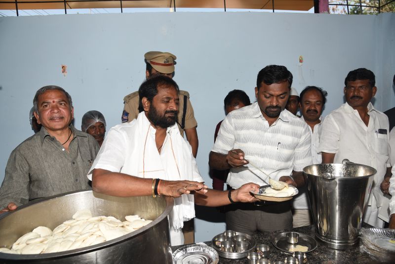 ಜಿಲ್ಲಾಧಿಕಾರಿಯಾಗಿ ಈಗಲೂ ಅದೇ ಕಠಿಣ ಪರಿಶ್ರಮದ ಬದುಕನ್ನು ಮುಂದುವರಿಸಿದ್ದಾರೆ. ಎಲ್ಲ ಸೌಲಭ್ಯಗಳಿದ್ದರೂ ಯಾವುದನ್ನೂ ತಲೆಗೆ ಹಚ್ಚಿಕೊಳ್ಳದೆ ಸರಳವಾಗಿಯೇ ಬದುಕುತ್ತಿದ್ದಾರೆ. ಇವರ ಈಗ ಗುರಿ ಸಮಾಜದ ಕೆಳವರ್ಗದವರಿಗೆ, ದುರ್ಬಲರಿಗೆ, ಗ್ರಾಮೀಣ ಮುಗ್ಧ ಜನರಿಗೆ ಸೌಲಭ್ಯ ದೊರಕಿಸಿಕೊಡುವುದು. ಈ ಮೂಲಕ ಉಳಿದೆಲ್ಲರಿಗೂ ಮಾದರಿಯಾಗಿದ್ದಾರೆ.