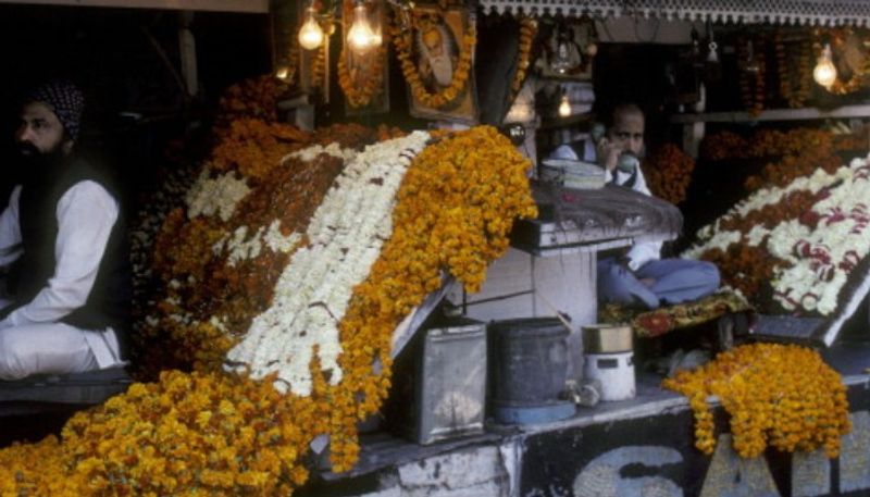 মূলত জোড় বিজোড় নীতিতেই হকার বাজার খোলার উদ্যোগ নেওয়া হবে বলে জানিয়েছেন মুখ্যমন্ত্রী। তবে প্রত্যেক দোকানে স্যানিটাইজার রাখা বাধ্যতামূলক বলে জানিয়েছেন তিনি।