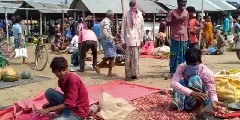 কোথাও ব্রজ আঁটুনি, কোথাও আবার কিছু ছাড়। তৃতীয় দফায় ফের মেয়াদ বেড়েছে লকডাউনের।