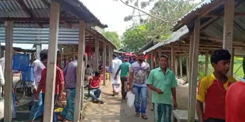 বৃহস্পতিবার সাপ্তাহিক হাট বসেছিল বিহার লাগোয়া করণদিঘির টুঙ্গিদিঘি এলাকায়। হাটে ক্রেতার অভাব ছিল না। পড়শি রাজ্য থেকেও এসেছিলেম বহু মানুষও।
