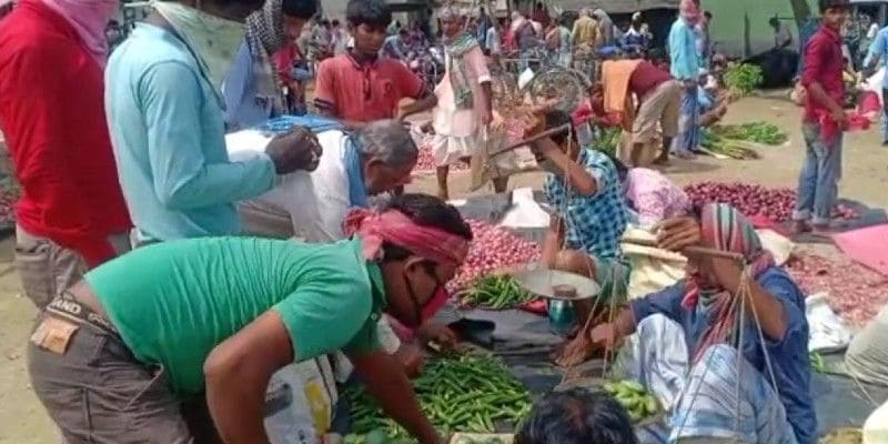 সামাজিক দূরত্বের কথা তো ছেড়েই দিন, ক্রেতা ও বিক্রেতা কারও মুখেই ছিল না মাস্ক। দিব্যি চলল কেনা-বেচা।