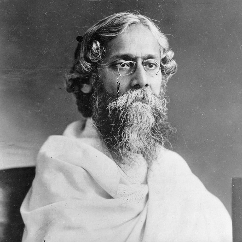 রবীন্দ্রনাথ ঠাকুর বিশ্ব কবি হিসাবে সর্বাধিক পরিচিত তবে তিনি বহু প্রতিভার মানুষ ছিলেন। একদিকে তিনি প্রথম ভারতীয় সাহিত্যের জন্য নোবেল জিতেছিলেন এবং অন্যদিকে একজন উপন্যাসিক যিনি একটি সম্পূর্ণ ঘরানার গান লিখেছেন এবং সুর করেছেন। তিনি ছিলেন একজন দার্শনিক এবং শিক্ষাবিদ যিনি একটি বিশ্ববিদ্যালয় প্রতিষ্ঠা করেছিলেন যা প্রচলিত শিক্ষাকে চ্যালেঞ্জ করে গড়ে উঠেছিল মুক্ত প্রকৃতিতে। আবদ্ধ ঘর যে প্রকৃত শিক্ষা দিতে পারে না, তিনি তা চোখে আঙ্গুল দিয়ে শিক্ষা ব্যবস্থাকে দেখিয়ে দিয়েছিলেন।