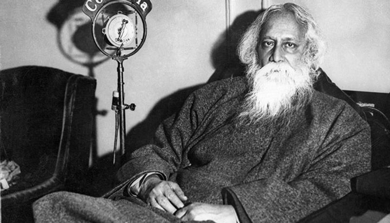 শেষ সময় রবীন্দ্রনাথের এই জন্মদিন পালন হয়েছিল বিশ্বভারতীতে। শান্তিনিকেতনে সকলের সঙ্গে এইদিনটি পালন করেছিলেন। সেদিনও লিখেছিলেন নিজের উদ্দেশ্যে কবিতা।