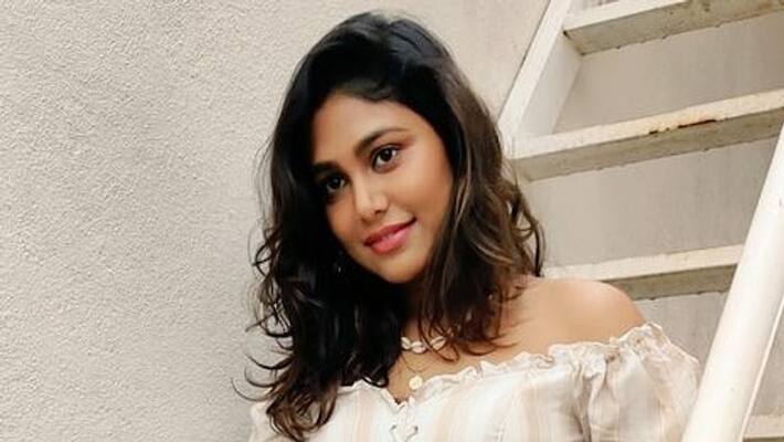 Actress Manisha Yadav Do Hair cur for His Husband Photo Going Viral Actress Manisha Yadav Do Hair cur for His Husband Photo Going Viral