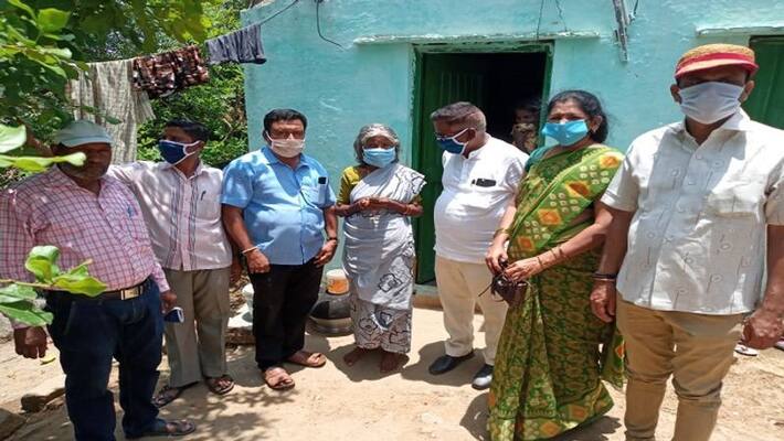 Journalists help to Old Age Woman in Gangavati in Koppal District during Lockdown Journalists help to Old Age Woman in Gangavati in Koppal District during Lockdown