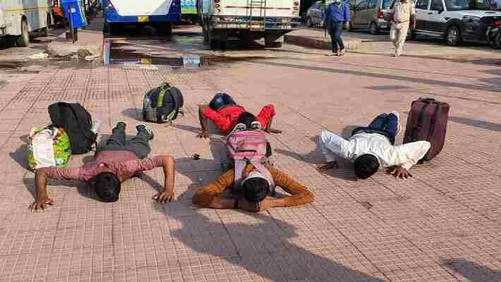Bihar migrant workers kissed the earth as soon as they reached home town pra Bihar migrant workers kissed the earth as soon as they reached home town pra