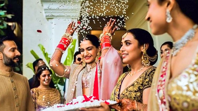 প্রথমেই দিয়ে বসেছিলেন তিনি বিয়ের প্রস্তাব। কিন্তু তা মেনে নেননি সোনম কাপুর। বেশ কিছুটা সময় নিয়েছিলেন আনন্দের কথায় রাজি হতে।