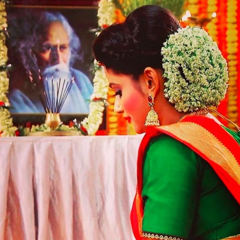 অন্যদিকে দেখা গিয়েছে অভিনেত্রী উষসী রায়কে একটি সুন্দর ক্যানডিড শট শেয়ার করতে। যেখানে তিনি কবিগুরুর ছবির সামনে রাবিন্দ্রিক সাজে বসে রয়েছেন।