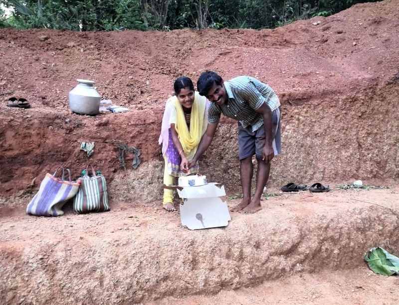 ಬುಧವಾರ ವಾಸುದೇವ ಭಾಗವ್ ಮತ್ತು ರಮಣಿ ಭಾಗವ್ ಅವರ ವಿವಾಹ ದಿನ, ಅದನ್ನೂ ಕೆರೆಯಲ್ಲಿಯೇ ಕೇಕ್ ಕತ್ತರಿಸಿ ಆಚರಿಸಲಾಯಿತು.