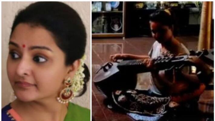 Manju Warrier playing Veena Manju Warrier playing Veena