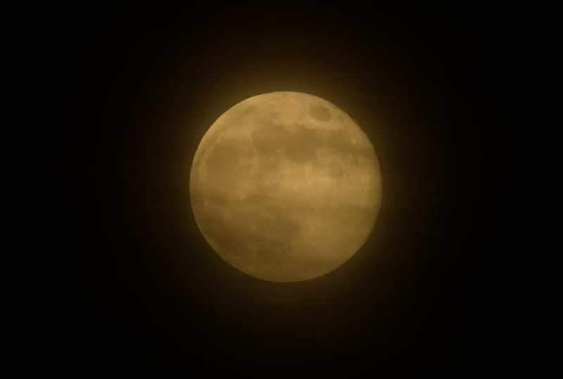 no liquid water on moon but oxygen creating rust on moon says chandrayan 1 data bsm