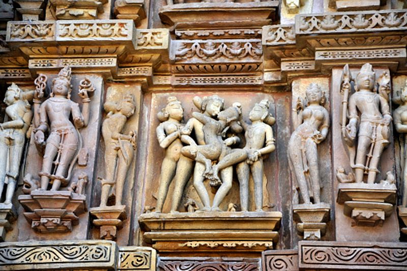 ಭಾರತ, ಅರಬ್, ಆಫ್ರೀಕಾ ಹಾಗೂ ಗ್ರೀಸ್ನಲ್ಲಿ ಹೆಣ್ಣುಮಕ್ಕಳು fertility Godsಗೆ ಪೂಜೆ ಸಲ್ಲಿಸಿ ಪುರೋಹಿತರಿಗೆ ಶರಣಾಗುತ್ತಾರೆ.