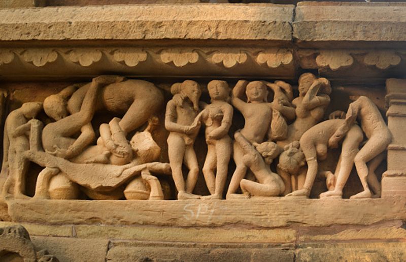 ಹೆಣ್ಣು ಪ್ರೌಢಾವಸ್ಥೆಗೆ ಕಾಲಿಟ್ಟಾಗ ಭಾರತ ಹಾಗೂ ಅನೇಕ ದೇಶಗಳಲ್ಲಿ ಅವರವರ ಶೈಲಿಯಲ್ಲಿ ಶುಭ ಕಾರ್ಯಗಳನ್ನು ಹಮ್ಮಿಕೊಳ್ಳುತ್ತಾರೆ. 