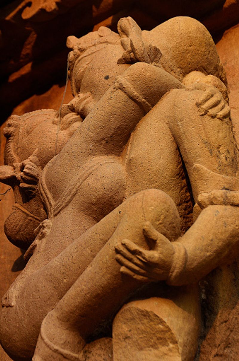 ಇರಾನ್ನ ಒಂದು ಮುಸ್ಲಿಂ ಸಮುದಾಯ ಶುಲ್ಕ ಪಾವತಿಸಿ ದಿನಾಂಕ ನಿಗಧಿ ಮಾಡಿ ಎಷ್ಟು ದಿನಗಳ ಕಾಲ ದಾಂಪತ್ಯ ಜೀವನದಲ್ಲಿ ಇರುತ್ತಾರೆ ಎಂದು ತಿಳಿಸುತ್ತಾರೆ. 