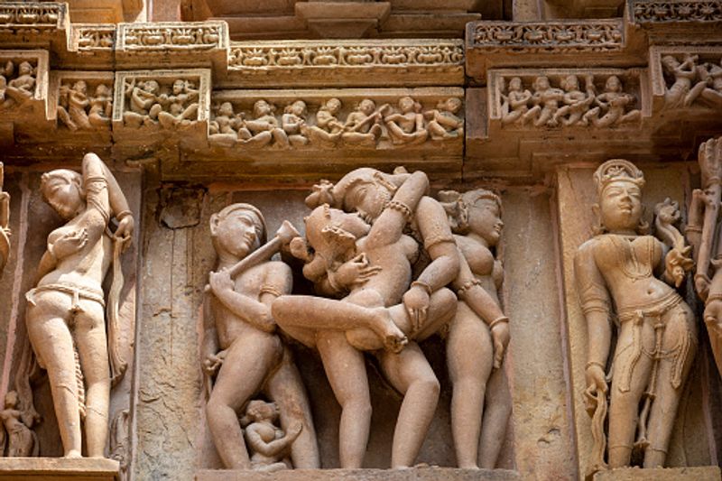 ಮೊಜಾಂಬಿಕ್ನಲ್ಲಿ ಈಗಲೂ ದಂಪತಿಗಳು ಕಿಸ್ ಮಾಡುವುದಿಲ್ಲ. ಕಾರಣ ಅವರ ಉಗಳು ಇನ್ನೊಬ್ಬರಿಗೆ ಸೇರಬಾರದು ಎಂದು.