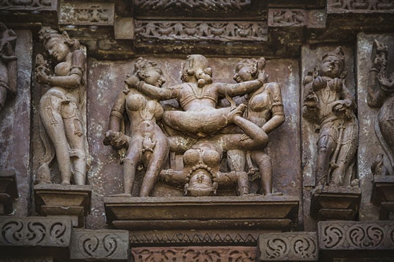 ಉತ್ತರ ಬೌಗೆನ್ವಿಲ್ಲೆನಲ್ಲಿ ಮಹಿಳೆಯರೇ ಗಂಡಸರನ್ನು ಲೈಂಗಿಕ ಕ್ರಿಯೆಯಲ್ಲಿ ಪಾಲ್ಗೊಳಲು ಆಹ್ವಾನಿಸಬೇಕು.