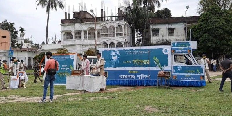 করোনার আতঙ্ক, লকডাউনে দুর্ভোগ বাড়ছে আমজনতার। বাড়ি থেকে বেরনোর উপায় নেই। রোজগার হারিয়ে চরমে দুর্দশায় দিন কাটছে অনেকেই।