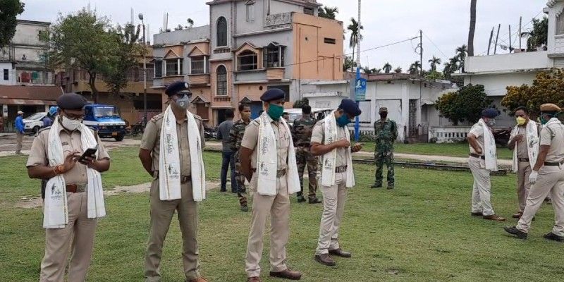 রাজ্য সরকারের নির্দেশ মেনেই অনুষ্ঠান হল উত্তর দিনাজপুরে। শহরের মার্চেন্টস ক্লাবের মাঠে রবীন্দ্রনাথের জন্মদিন উদযাপন করলেন রায়গঞ্জ থানার পুলিশ আধিকারিকরা।