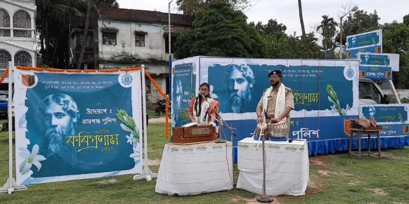 সামাজিক দূরত্ব মেনে রবীন্দ্রজয়ন্তী উদযাপন করা হল পশ্চিম মেদিনীপুরেও। গরিব মানুষদের হাতে খাবার তুলে দিলেন উদ্যোক্তারা।