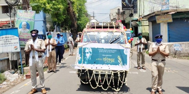 দিন কয়েক আগে হাওড়ার টিকিয়াপাড়ায় লকডাউন উপেক্ষা করে বাইরে বেরিয়ে পড়েছিলেন বহু মানুষ। ভিড় জমে গিয়েছিল বেলিলিয়াস রোডে।