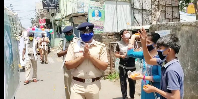 পুলিশ যখন ভিড় সরাতে যায়, তখন পরিস্থিতি অগ্নিগর্ভ হয়ে ওঠে। জনরোষের মুখে পড়েন পুলিশকর্মীরা। তাঁদের লক্ষ করে শুরু হয় ইঁটবৃষ্টি, ছোঁড়া হল বোতলও।