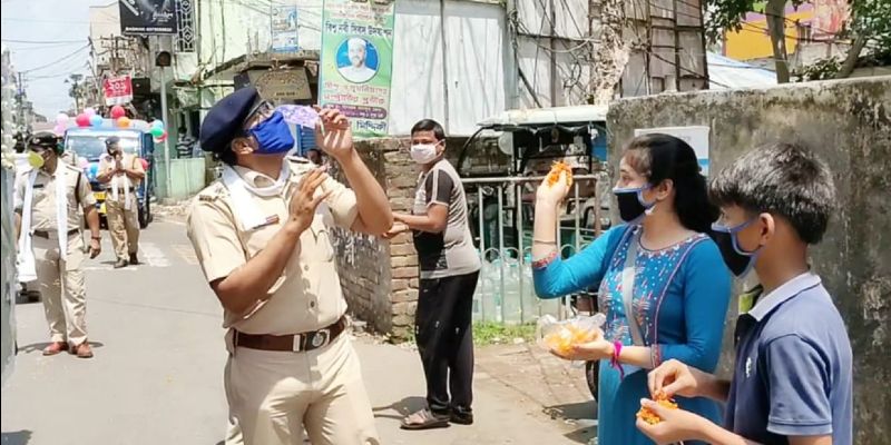 রবীন্দ্রজয়ন্তী উপলক্ষ্যে উলুবেড়িয়া মহকুমা ১২টি থানায় এলাকায় বর্ণাঢ্য শোভাযাত্রা বের করেন পুলিশকর্মীরা। সামাজিক দূরত্ব মেনে গান গেয়ে মানুষকে সচেতন করছিলেন তাঁরা।ছিলেন হাওড়ার অতিরিক্ত পুলিশ সুপার (গ্রামীণ) আশিস মৌর্য ও বাংলার মহিলা ক্রিকেট দলের সদস্য অনিন্দিতা চট্টোপাধ্যায়