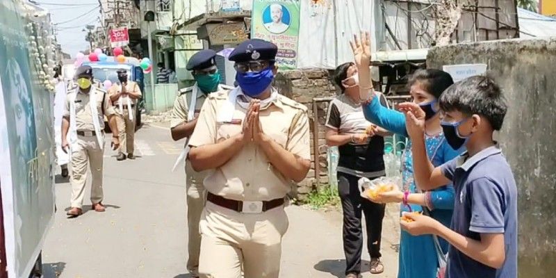 এবার কিন্তু আর জনরোষের মুখে পড়তে হল না উর্দিধারীদের। বরং রাস্তায় বেরিয়ে পুলিশকর্মীদের মাথায় পুষ্পবৃষ্টি করলেন স্থানীয় বাসিন্দারা।