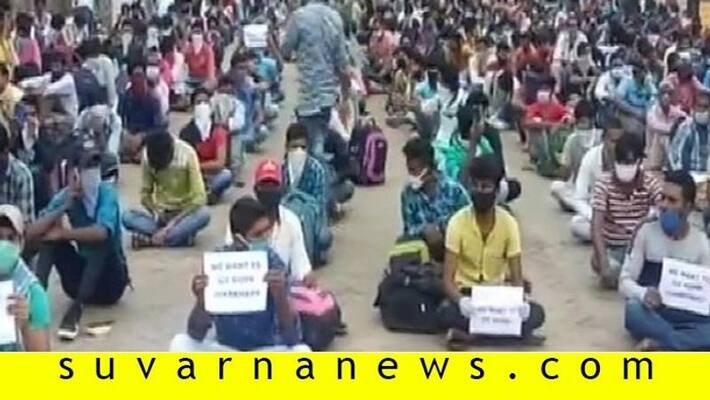 Thousands of people gather in railway station believing a fake information Thousands of people gather in railway station believing a fake information