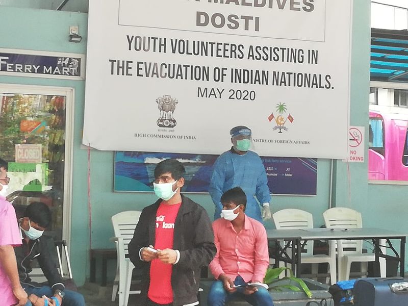 അതാത് ജില്ലകളിൽ ഒരുക്കിയിരുന്ന ക്വാറന്റൈൻ കേന്ദ്രങ്ങളിലേക്ക് ഇറക്കുന്നതിന് പകരമാണ് ഇവരെ ബസ്സിൽത്തന്നെ മണിക്കൂറുകളായി ഇരുത്തിയതെന്ന് യാത്രക്കാര് ആരോപിച്ചു.