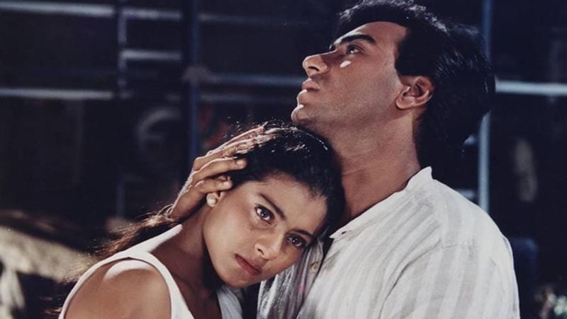 সেই সময়েই গোটা বি-টাউনে অজয় ও রবিনার এই সম্পর্ক নিয়েই জোর জলঘোলা হয়েছিল। তখনই অজয় দেবগণ সাক্ষাৎকারে জানিয়েছিলেন, রবিনা কেবল প্রচারে আসার জন্য এইগুলি করছেন। লাইমলাইটে থাকতেই তিনি এইসব করছেন।