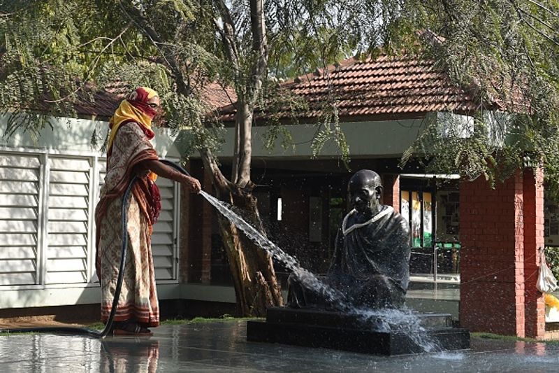 गुजरात के लिए एक्शन में आई मोदी सरकार
गुजरात के अहमदाबाद में कोरोना से एक दिन में 22 लोगों की मौत के बाद मोदी सरकार एक्शन में आ गई है। गृहमंत्री अमित शाह ने एम्स (दिल्ली) के निदेशक डॉ रणदीप गुलेरिया और डॉ मनीष सुर्जा को अहमदाबाद भेजा है। दोनों सिविल अस्पताल और एसवीपी अस्पताल का दौरा किया और डॉक्टर्स को हालात पर काबू पाने को लेकर गाइड कर रहे हैं।