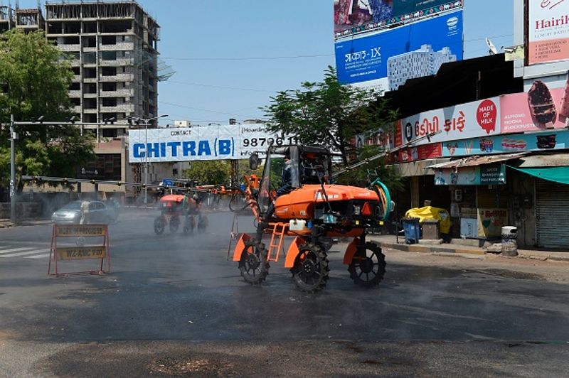 घर-घर दवाईयों का छिड़काव किया जा रहा है
नगर निगम के विशेष कार्य अधिकारी (ओएसडी) एवं वरिष्ठ आईएएस अधिकारी राजीव कुमार गुप्ता ने कहा कि ड्रोन का उपयोग उन इलाकों को संक्रमण मुक्त करने के लिये दवाइयों का छिड़काव करने में किया जा रहा है, जहां गाड़ियां नहीं जा सकती हैं। उन्होंने शुक्रवार को नगर निगम के शीर्ष अधिकारियों की बैठक की अध्यक्षता की।