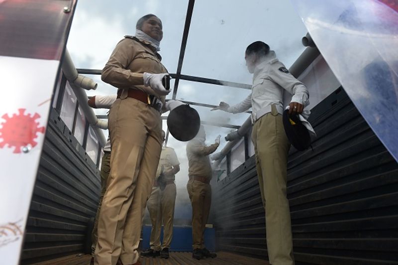 गुजरात में 10 लाख लोगों में से कोरोना के 109 संक्रमित मरीज मिल रहे हैं। 