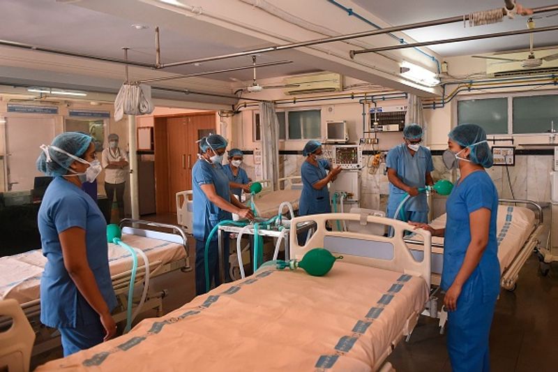 सीएम रूपाणी ने केंद्र से की थी गुजारिश
मुख्यमंत्री विजय रूपाणी ने गुजरात में विकराल स्थिति के मद्देनजर केंद्र से गुजारिश की थी, जिसके बाद एम्स डायरेक्टर रणदीप गुलरिया और डॉक्टर मनीष सुनेजा को गुजरात भेजने का फैसला किया गया था।